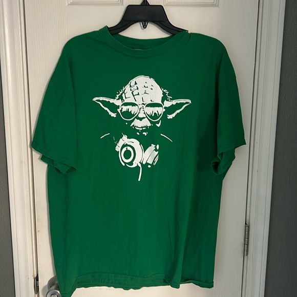 Star Wars Yoda with Headphones T-Shirt - Picture 1 of 2